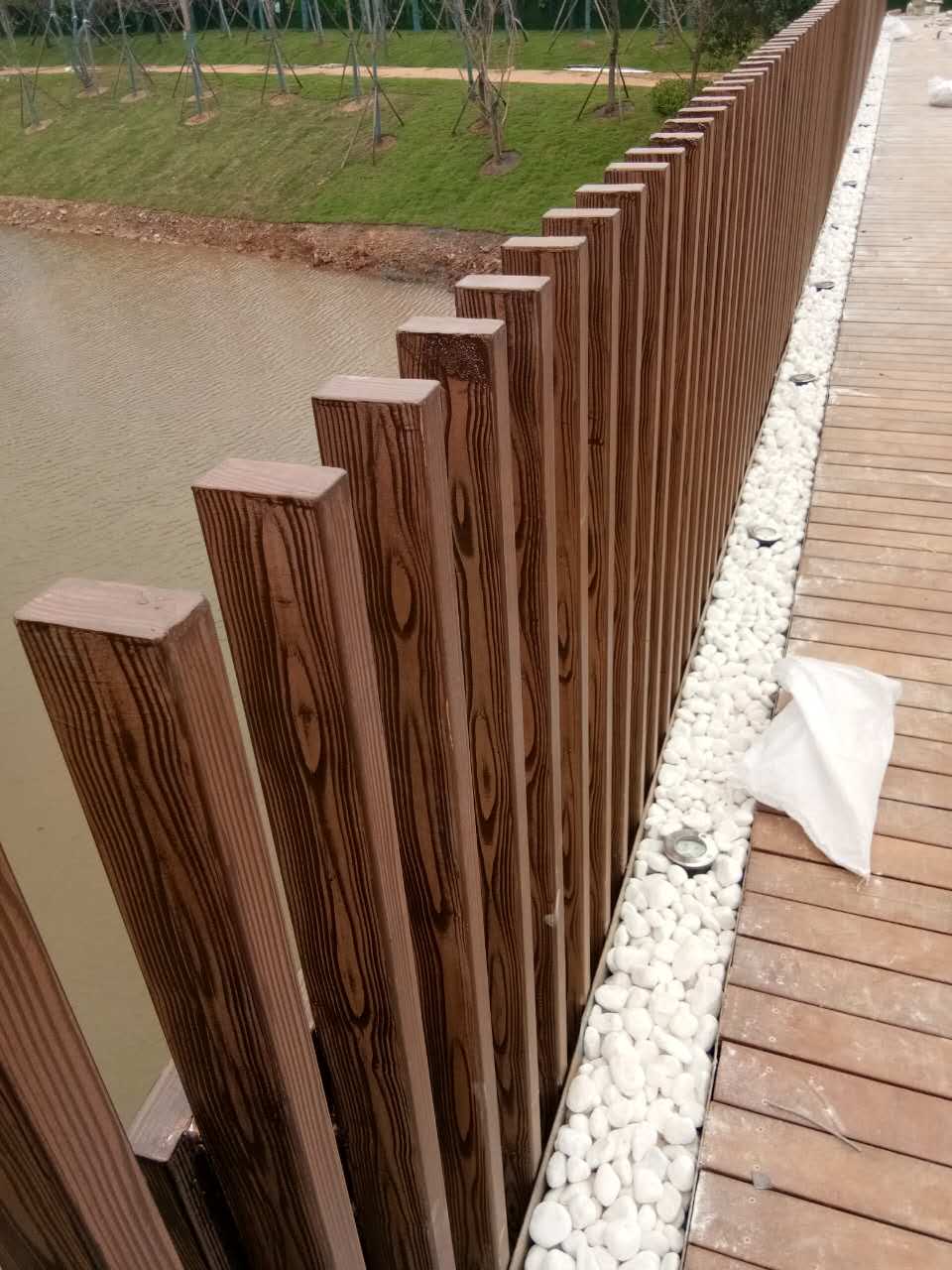 铁岭钢管护栏木纹漆施工项目