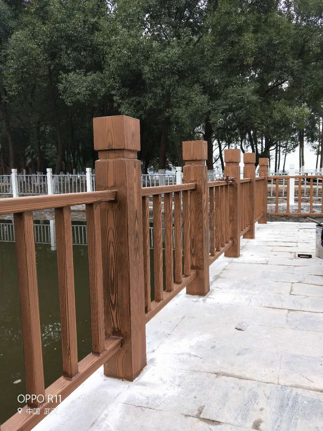 铁岭河道护栏木纹漆施工项目